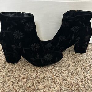 Karl Lagerfeld Paris Women’s Black Suede Leather Floral Short Boots Size 8.5